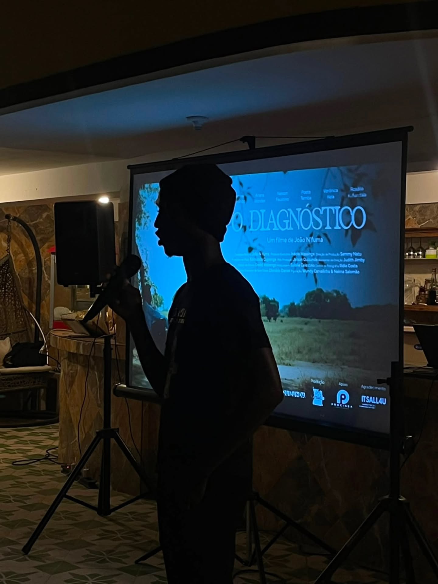 Convidados sentados a assistir à projeção ao ar livre